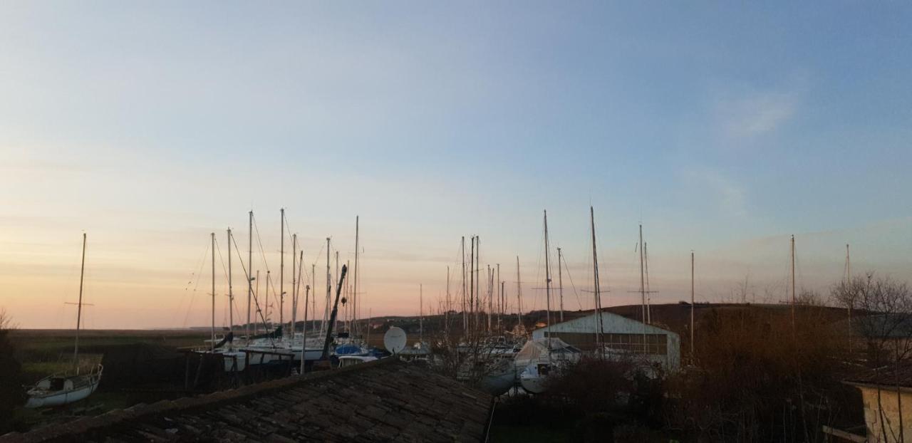 Grande Maison Charentaise Avec Vue Sur Le Chenal Superbes Couches De Soleil Sur L Estuaire De La Gironde! Mortagne-sur-Gironde Exterior foto